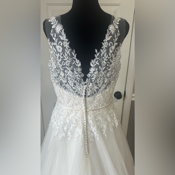 NWT Jenny Yoo Savannah Bridal Gown in Ivory. Size 14. - Picture 10 of 14